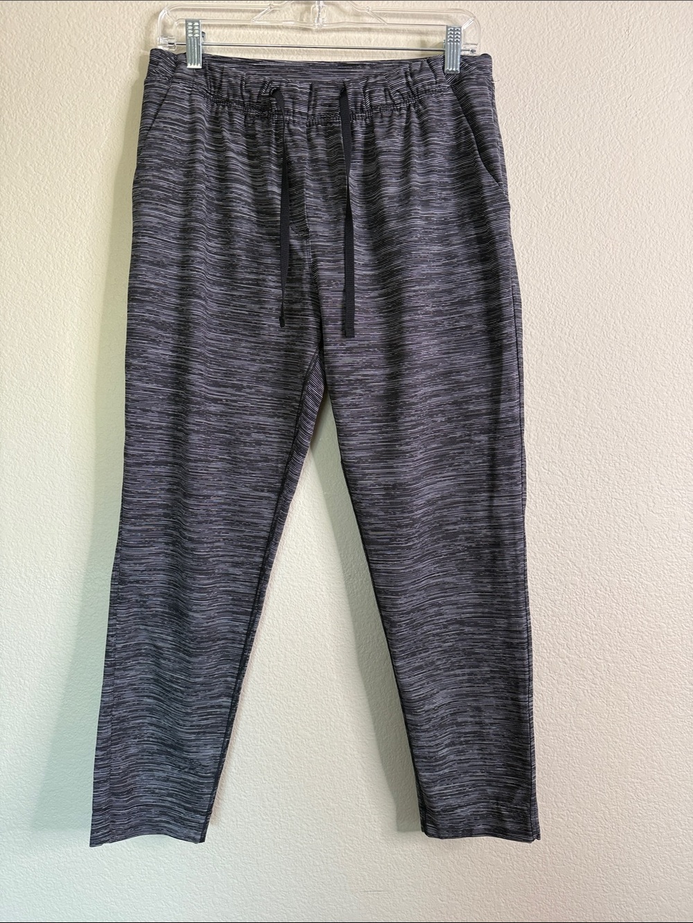 Lululemon On The Fly striped pants grey black size 8 EUC